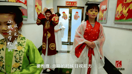 为了尽可能地接近人物神态和外形,剧组请了专门的礼仪老师指导他们。
