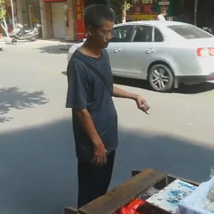 大爷患上怪病舞蹈症 上街卖水果日赚30. 来自网