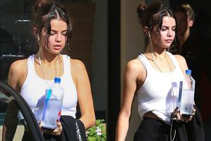 赛琳娜似健身结束捧大杯饮料满头大汗