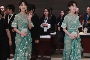 周冬雨玩转性感 绿色透视长裙清新十足