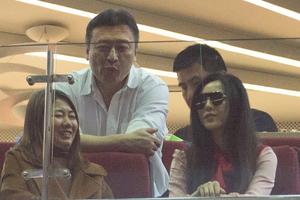 范冰冰素颜现身为王源庆生 衣着粉嫩笑容甜美