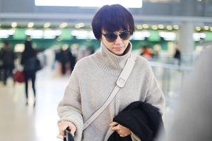 袁泉素颜架黑超气质好到爆表 穿搭充满高级感