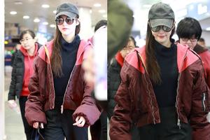 唐嫣穿酒红色短外套走路带风 甜美挥手露小酒窝