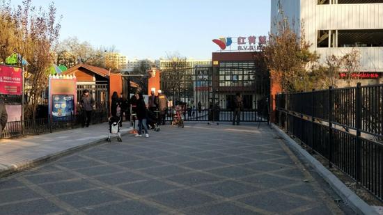 11月24日,距离朝阳区管庄红黄蓝幼儿园被曝出虐童事件已经过去两天。早上八点,幼儿园依旧正常上课,孩子们陆续入园。
