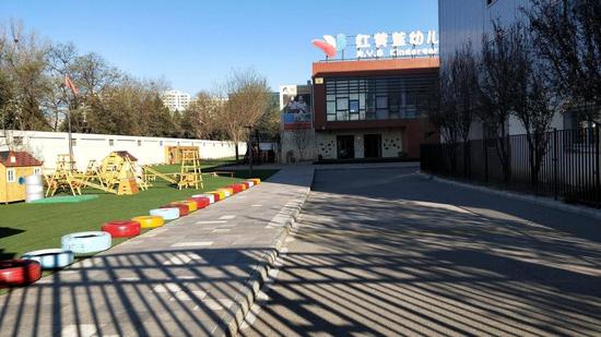 此外,这家私立幼儿园在附近名气也是最大的。李强告诉AI财经社,自己曾经入园参观。幼儿园园区面积很宽,还有操场,当时也是觉得环境比较好。