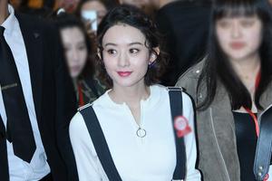 赵丽颖亮相巧笑嫣然 穿背带裙少女感十足