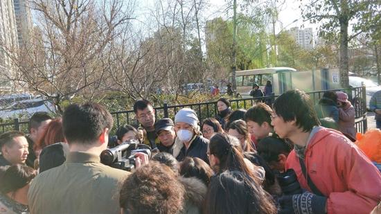11月23日,现场的三名家长均向AI财经社表示,确实存在孩子被喂药和被扎针的情况。其中,国际小二班和小小班是其中的“重灾区”。上午10点,小小班的一位家长称,现在仅发现孩子吃过白色药片,已经不敢让孩子来上幼儿园,希望能尽快得到解释。