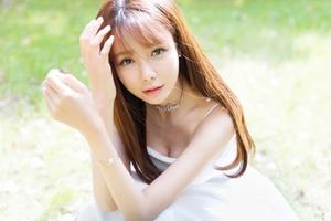 沈梦辰拍写真 吊带小白裙俯身泄春光