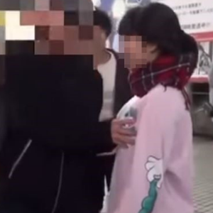 女高中生举牌任人免费摸胸视频曝光遭网友炮轰_手机新浪网