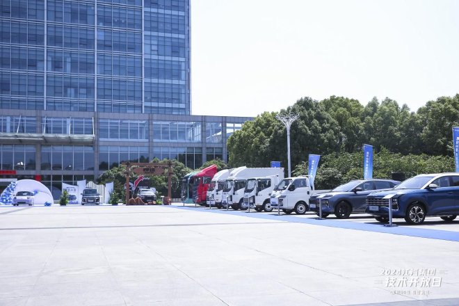 注:技术开放日期间,江汽集团极“智”产品品鉴区