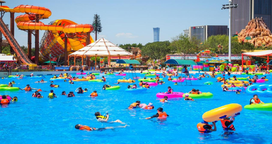 图说:游客在北京玛雅海滩水公园嬉水。