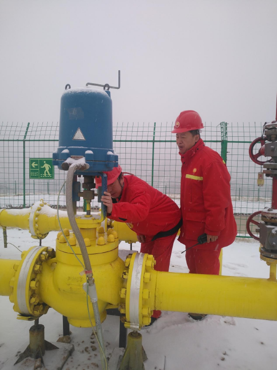中国石油煤层气公司一线工人正在巡检管线