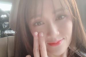 陈乔恩赶飞机不忘晒自拍嫩到掐出水