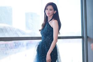 林志玲挂脖星空裙美出新高度 长发配香肩撩人