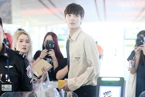 洪欣儿子张镐濂家庭风波后首现身 低头若有所思