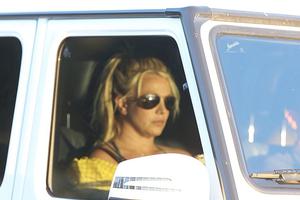 布兰妮吊带衫秀热辣身材 墨镜遮面巨星范儿