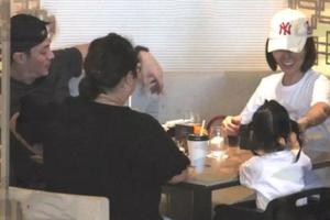 霍建华林心如带女儿外出吃饭庆父亲节