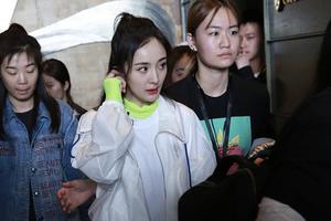 杨幂上班路获助理护驾 皮肤白皙侧颜惊艳