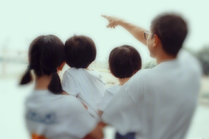 谢娜晒一家四口温馨同框照爱听张杰唱歌