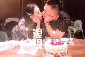 张馨予为老公何捷庆生 结婚一周年甜蜜接吻