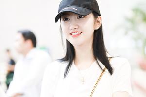 景甜皮肤白到发光 背心外穿大秀凹凸好身材