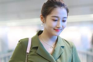 关晓彤穿ol装温柔甜笑 美腿细长直气场大开