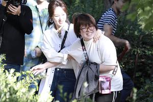 杨紫镜头前笑成弯弯眼 私下摸助理脸hin调皮