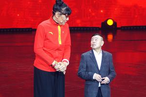 潘长江与女篮选手组"最萌身高差"