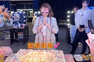 陈乔恩庆生笑容甜美俏皮41岁收41件礼物