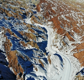 甘肃张掖七彩丹霞恢复开放 现“雪浴丹霞”景观