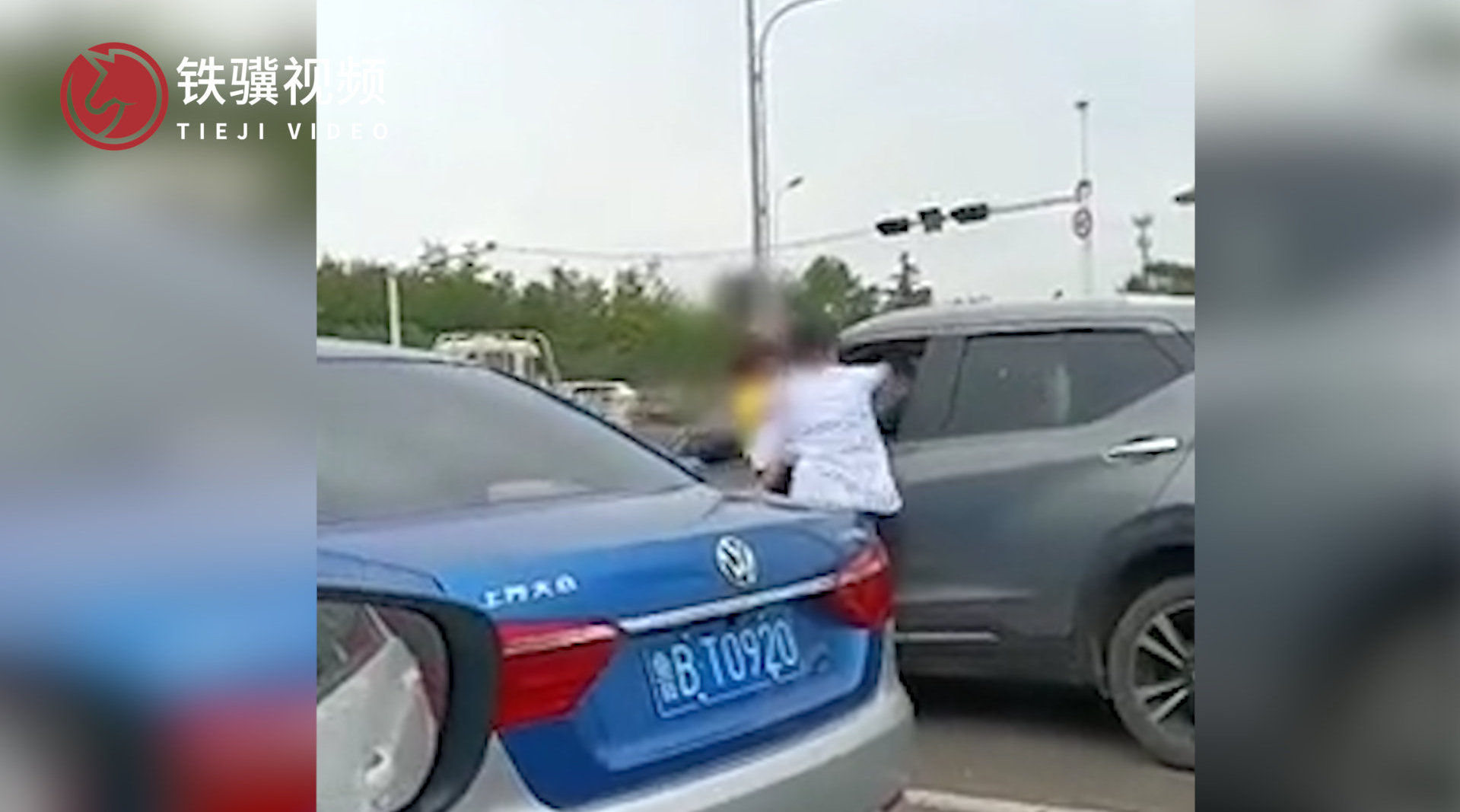 女子追尾前车抱娃持刀行凶