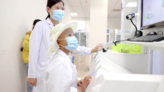 小世雨在合肥京东方医院智能化药房体验药师工作