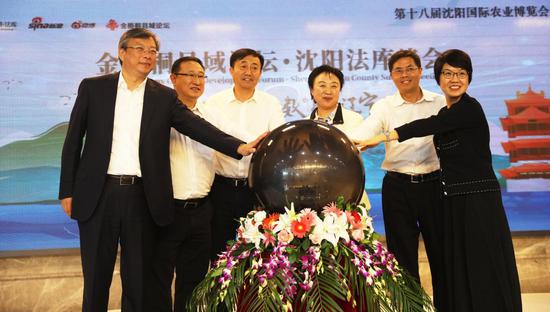 左起 法库县人民政府县长 陈大为、沈阳市供销社主任 刘澜波、沈阳市农委主任 朱文波、沈阳市人民政府副市长 陈弘、中共法库县委书记 王欢苗、沈阳华府青创空间 法库青创电子商务有限公司 董事长 姜云鹭