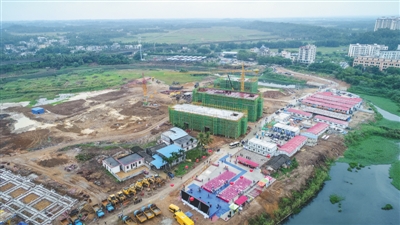 去年11月28日,海南自贸试验区建设项目(第一批)集中开工和签约。