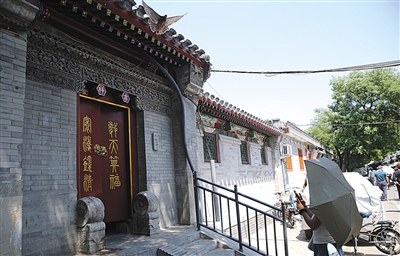 6月1日,东四四条胡同,一处已经修缮完毕的门楼。