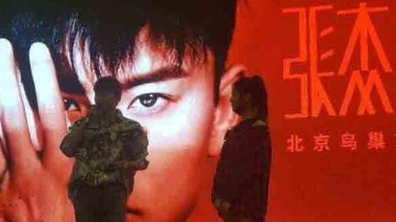 杨超越庆功宴上抽奖中了2万