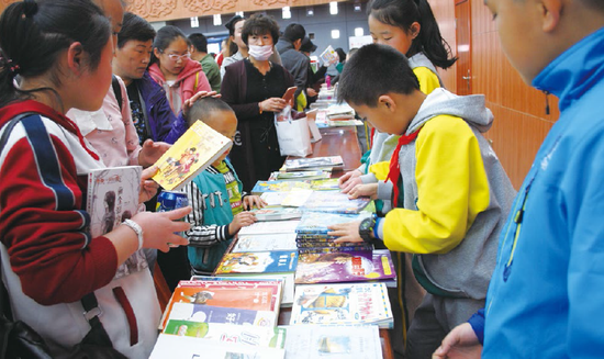 包头市第六届“鹿城读书节”全市青少年换书大会启动仪式暨《前方有爱》图书义卖会