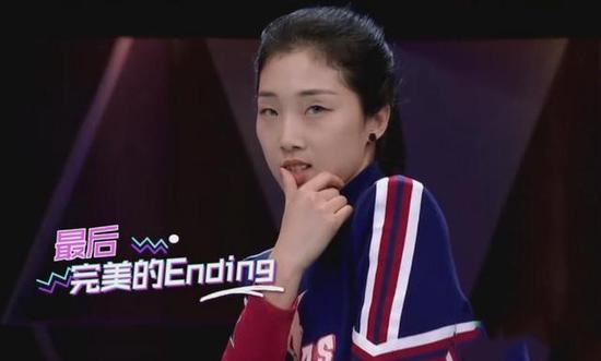 yamy的颜值虽然差一点,但是很有自己的风格,才艺上跳舞、rap和唱歌都不错,是首批进入A班的学员。yamy算是选秀老司机了,不久前就参加过《中国有嘻哈》,跟PG1对战时被淘汰,后来还参加过《热血街舞团》。在这两个舞台上,yamy也是这种酷酷的风格。