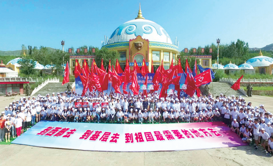 深入开展“建功风景线·共圆中国梦”“历史照进现实·梦想引领未来”等国情区情主题教育活动,持续深化“青年突击队”“青年文明号”“青年岗位能手”“青年安全生产示范岗”“西部计划”“三下乡”等工作品牌,引领青年在基层一线建功立业。