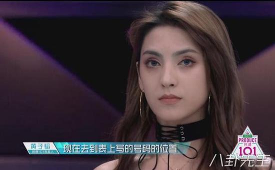 热依娜在《创造101》是属于鹤立鸡群的那种,她的外表看起来很像欧美的女生,身高非常突出。热依娜在《创造101》是最有戏剧性的,一开始PK掉对手进入了A班,第一轮任务后被调到了F班,经历了坐过山车一样的起伏