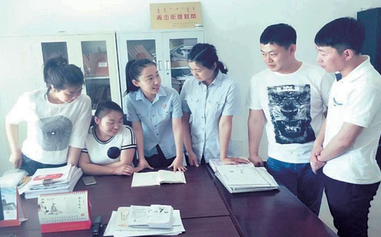 实施“8+4”“4+1”“1+100”工作机制和“五级示范抓引领·常态化联系服务青年在基层”行动,常态化联系服务青年。