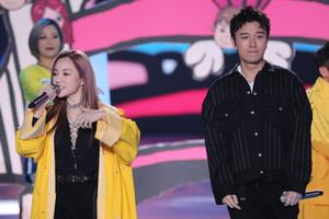 出轨风波后同台！李小璐贾乃亮甜蜜靠肩