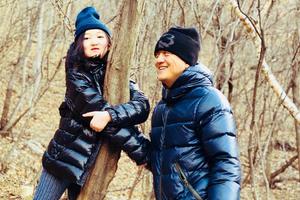 李亚鹏带李嫣新年登高 与女儿合照眼藏父爱