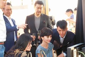 赵雅芝透视秀美腿 与老公儿子同框贵气足