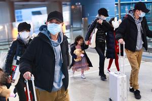 马伊琍一家四口低调抵沪 文章拎箱打头阵