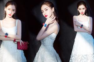 Baby晒白裙美照 红唇雪肤露锁骨秀香肩