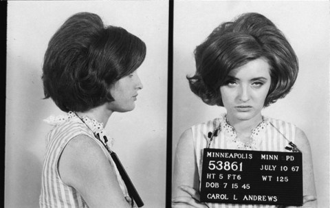 1967年因盗窃被捕,时年四十五岁,验明正身照片仍然简直可上时尚杂志封面。