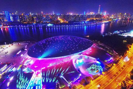 图说:阿里巴巴再次上调全年收入指引。到目前为止,阿里已经形成了以原来的天猫为天,以菜鸟为地,全市场、全渠道的新零售布局。