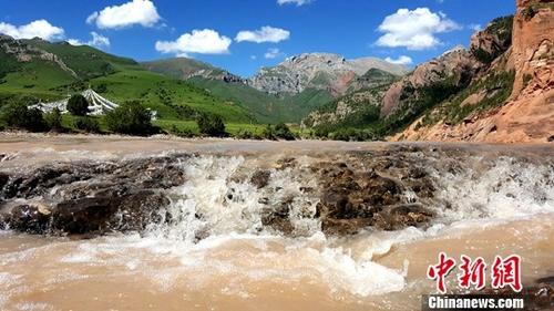 图为地处澜沧江源头的昂赛大峡谷中江水奔流而下。(资料图)中新社记者 孙睿 摄