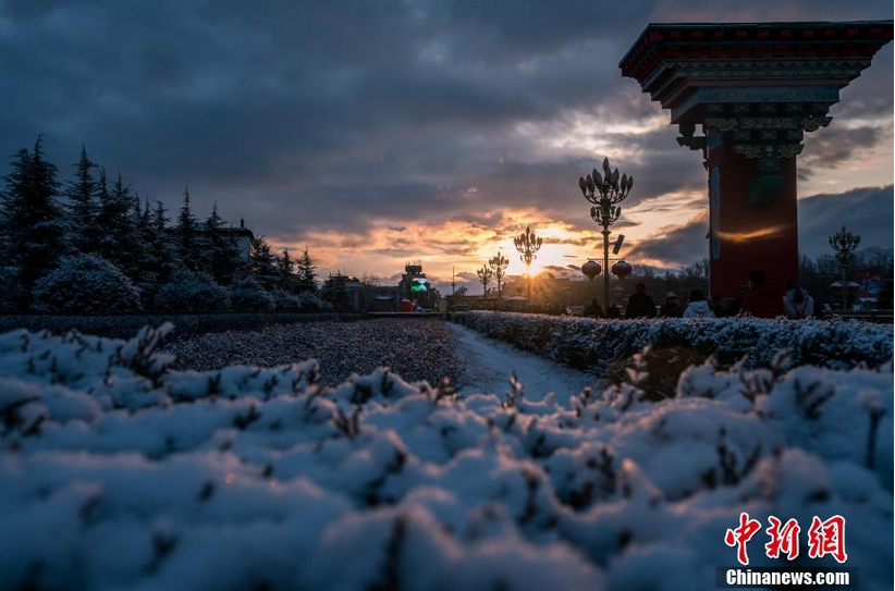 雪后的拉萨迎来日出